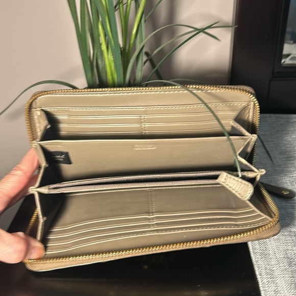 Gorgeous leather bronze/gold Coach wallet. - Picture 4 of 6